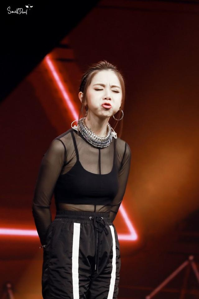 邓紫棋终于性感了一次穿薄纱透视装尽显女人味好身材让人羡慕