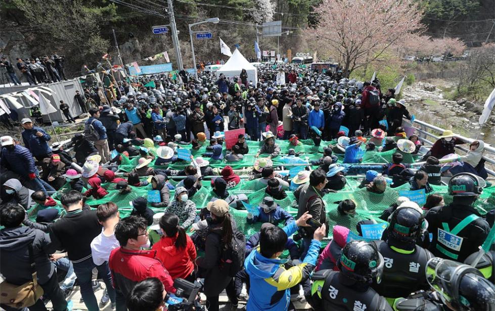 韩国民众反对将物资运往驻韩美军萨德基地。(韩联社)