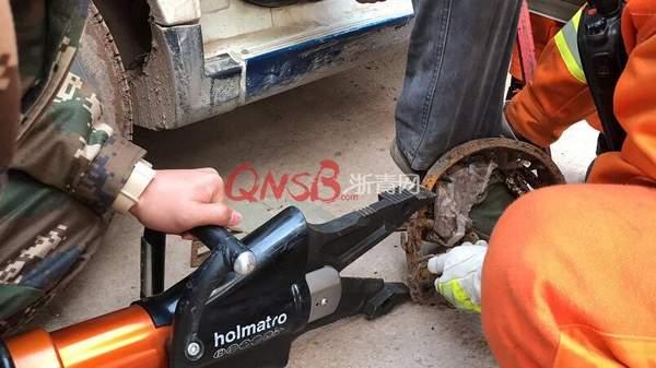 浙江一老汉上山踩到野猪夹 消防员紧急出动救援