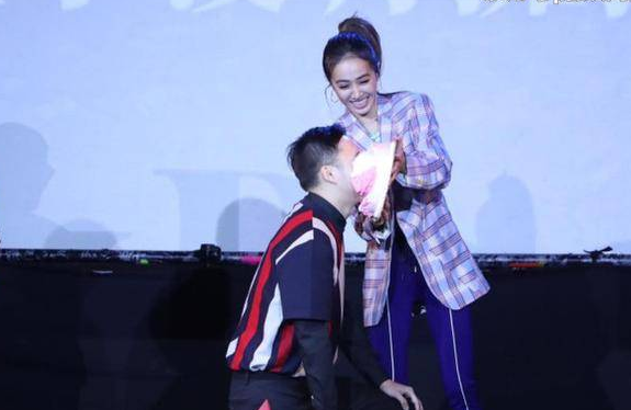 而签名会的高潮，莫过于蔡依林妈妈意外现身露真容。