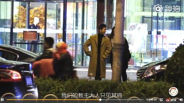 黄晓明看了几秒，被工作人员拉走了。（图片翻摄自微博／《你好陌生人》）