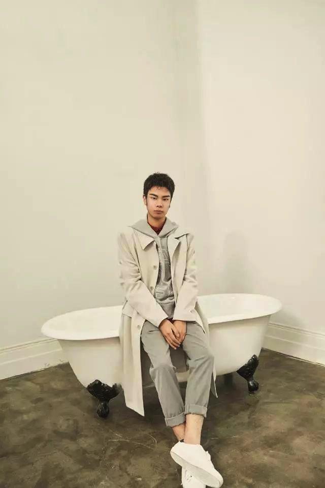 真的没想到,小吴还可以走时尚路线,看来小吴也能算上是个宝藏男孩了。