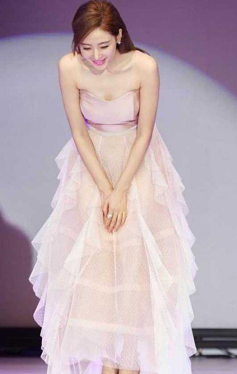 张天爱彬彬有礼，俯身鞠躬，大秀骨干之美，身材完美到爆，傲人的事业线更是吸睛。