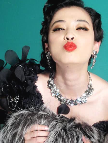 所以偶尔秀一下性感，也能吸引一下人气，聚拢一些粉丝。