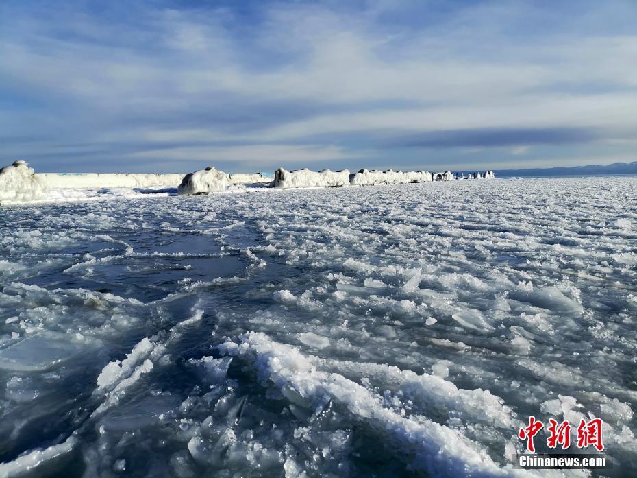 近日,青海湖已由岸邊向湖心漸次完成封凍,迎來一年中漫長地冰封季