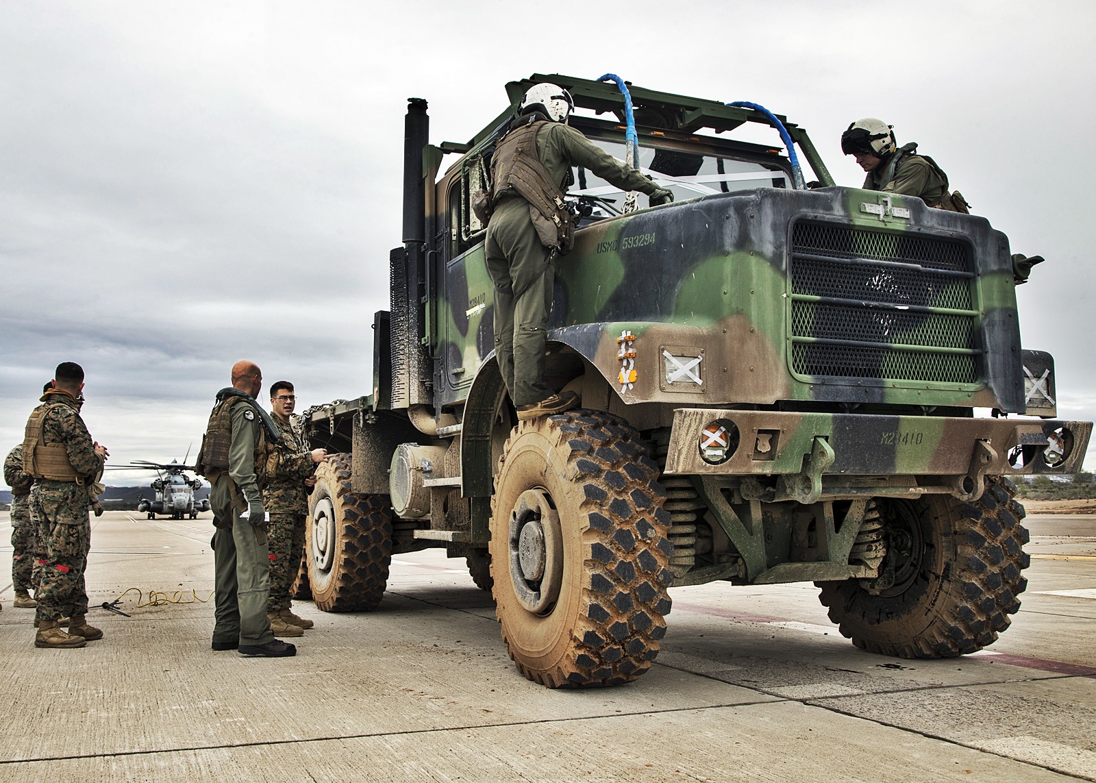 美国啊海军陆战队使用一架ch-53e超级种马重型运输直升机,吊运一辆