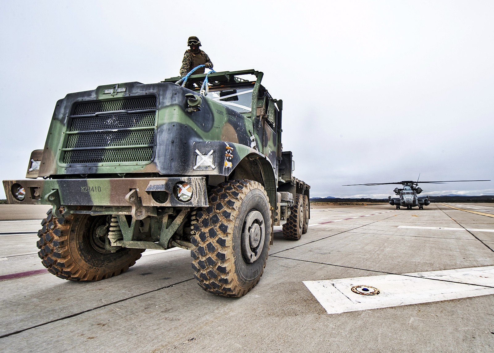 飓风制造者美军最大直升机吊运中型战术卡车