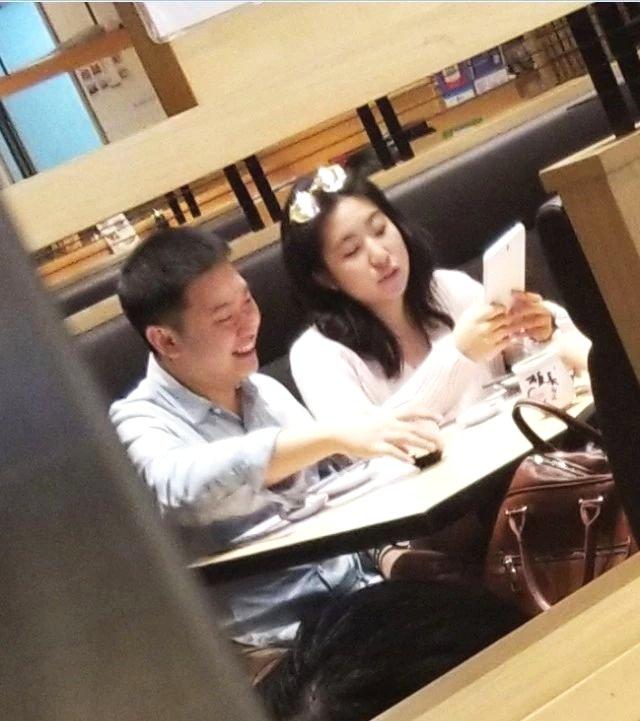 当然啦，也有网友表态觉得男生长相普通，不太配得上刑爱林，无论样貌还是身家。