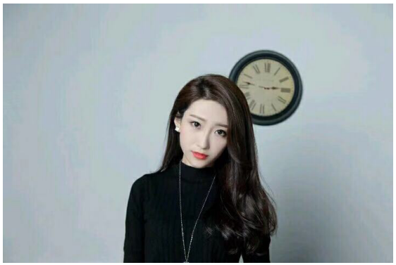 陌陌小北现身法拉利车展并自称车模深夜开播谈排名