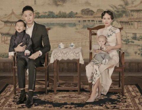 一：张嘉倪民国风全家福，这一家子的颜值真的高，男帅女美，两个儿子也是超可爱，令人羡慕呢~