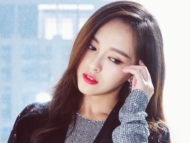 年近40的张柏芝已经是三个孩子的妈妈了，却还是能够保持着这样优雅的身材，着实让人羡慕。