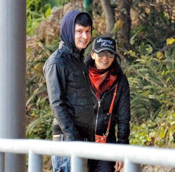 还有与梁朝伟，梁家辉的感情纠葛，也是剪不断理还乱。