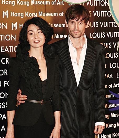 10.后来又被爆出与小15岁的中英混血男友一起遛狗，但最终这段恋情也无疾而终。