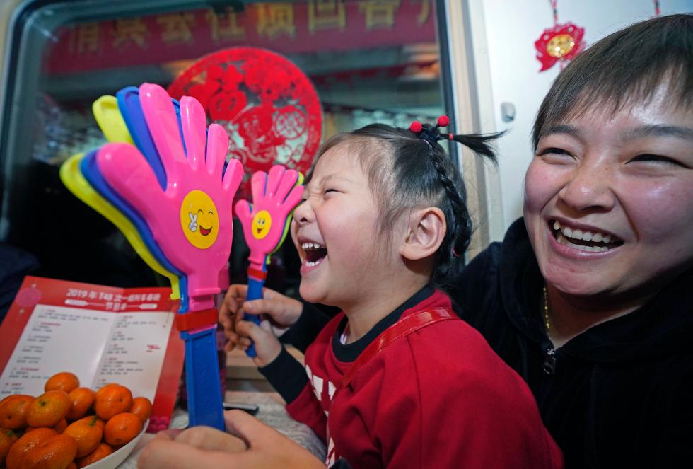 1月26日,在t48次列车上举行的"回家过年"春晚上,一名小朋友开怀大笑