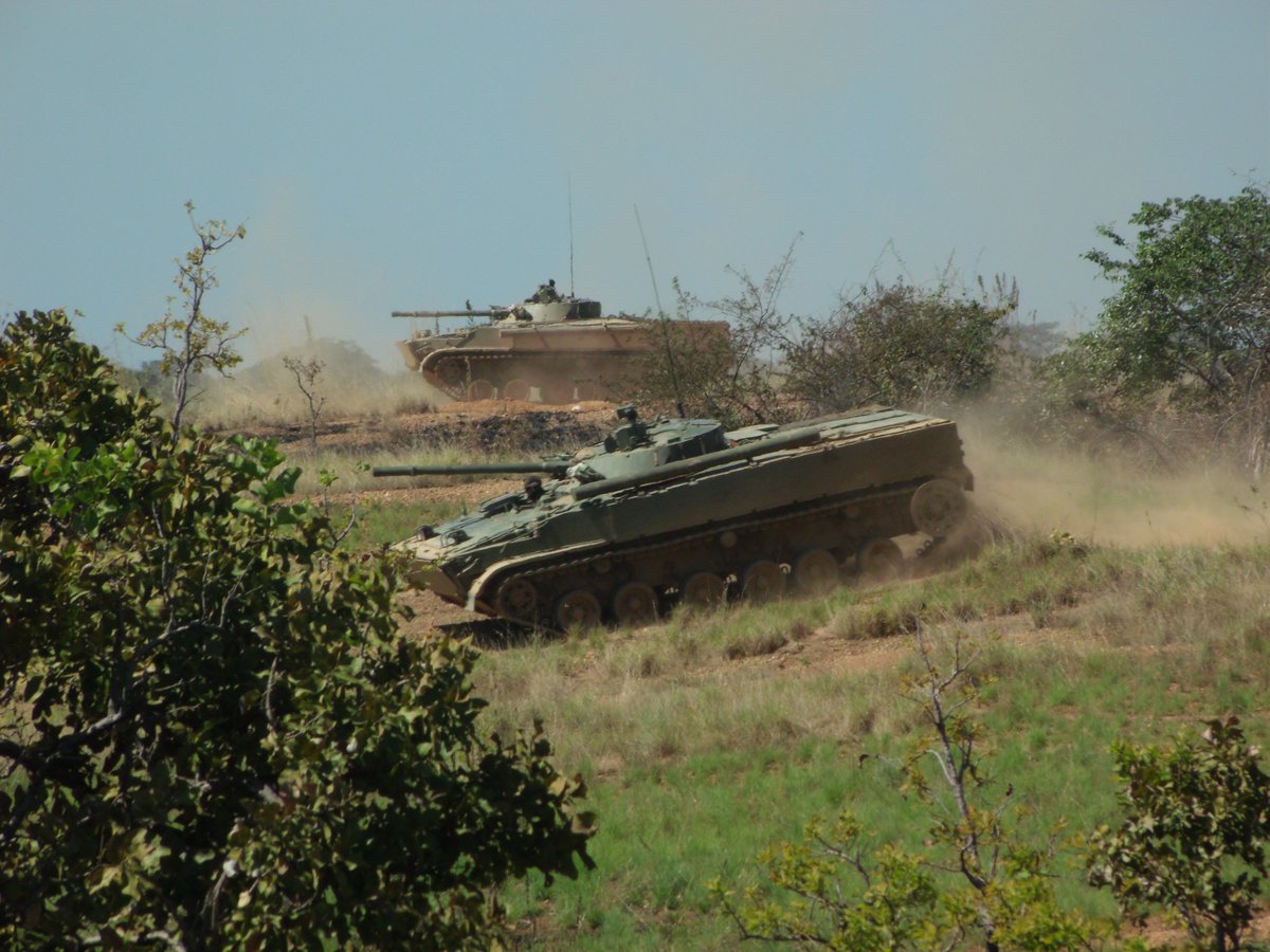 委内瑞拉总统视察精锐部队 乘中国造装甲车