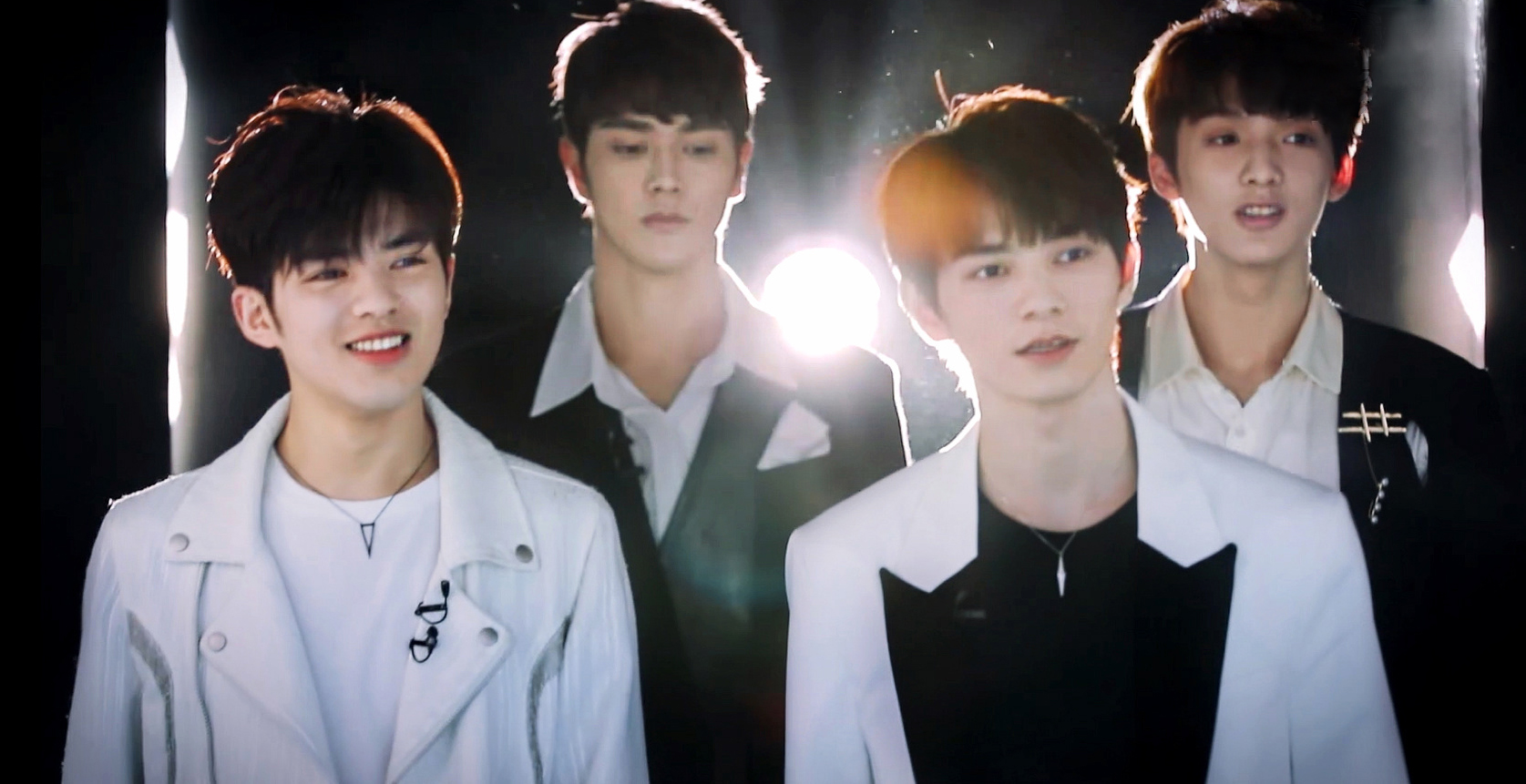 《青春有你》何昶希冯俊杰为学主题曲到处蹭课加练