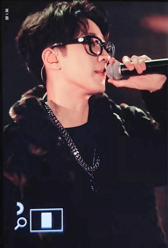 裴珍映白纱蒙面为大家献上了舞蹈，让不少粉丝惊叹道：难道是仙子下凡了吗？