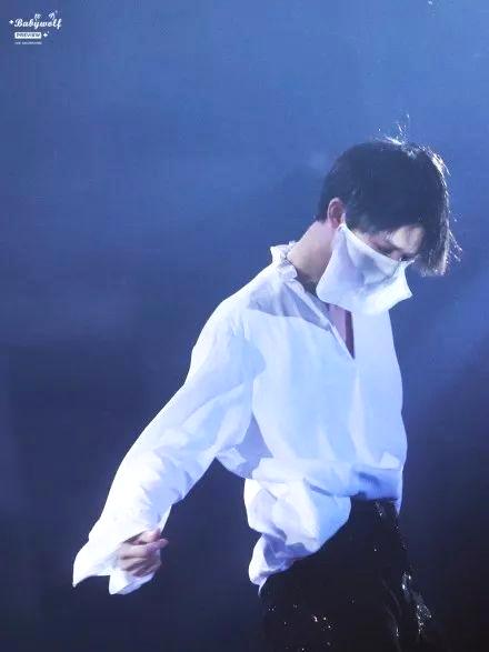 C位姜丹尼尔除了歌唱和舞蹈，还小秀了一下自己的健身成果。