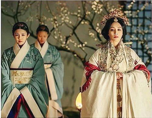 值得一提的是。宁静如今已经46岁了，但是看上去仍然容颜绝美。