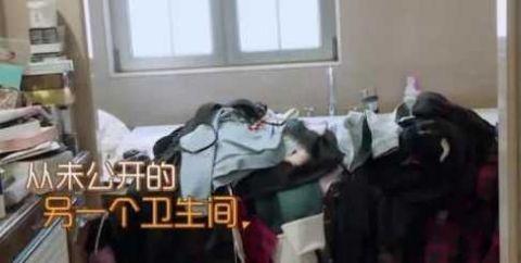 面对大家的好奇，包文婧在微博上也晒出了自己家的衣帽间，不得不说，让人感觉眼前一亮！