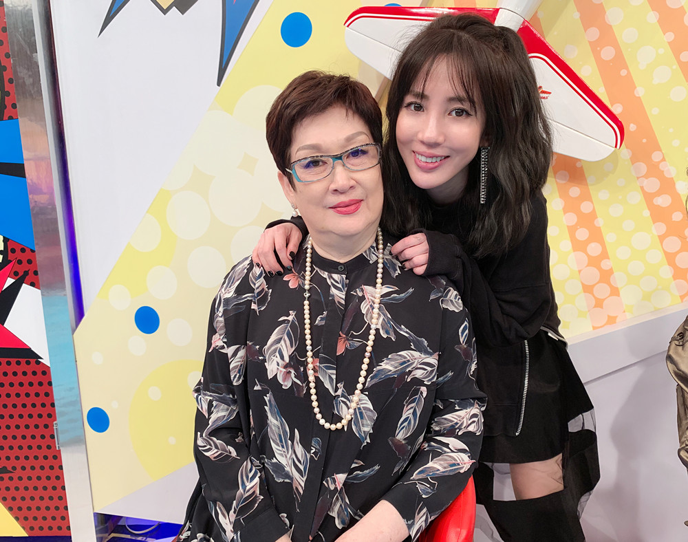 爱雅录制新节目谈北漂生活母亲落泪