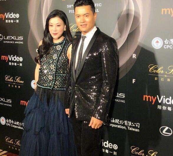 身材也保持得相当好，跟韩庚古天乐合影，看起来像兄弟啊！