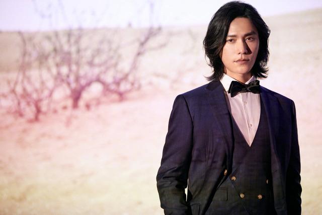 黑色蝴蝶结搭配上蓝色的西服外加一套白衬衫，简直可以把人优雅到死掉！