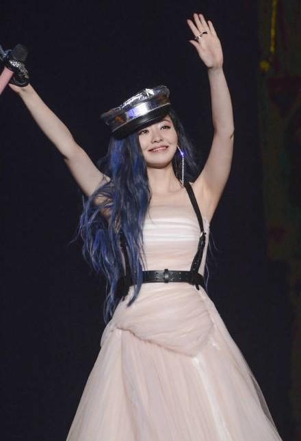 而张靓颖自己面对这次因脸部特写上热搜，更是大方在微博上做出了回应