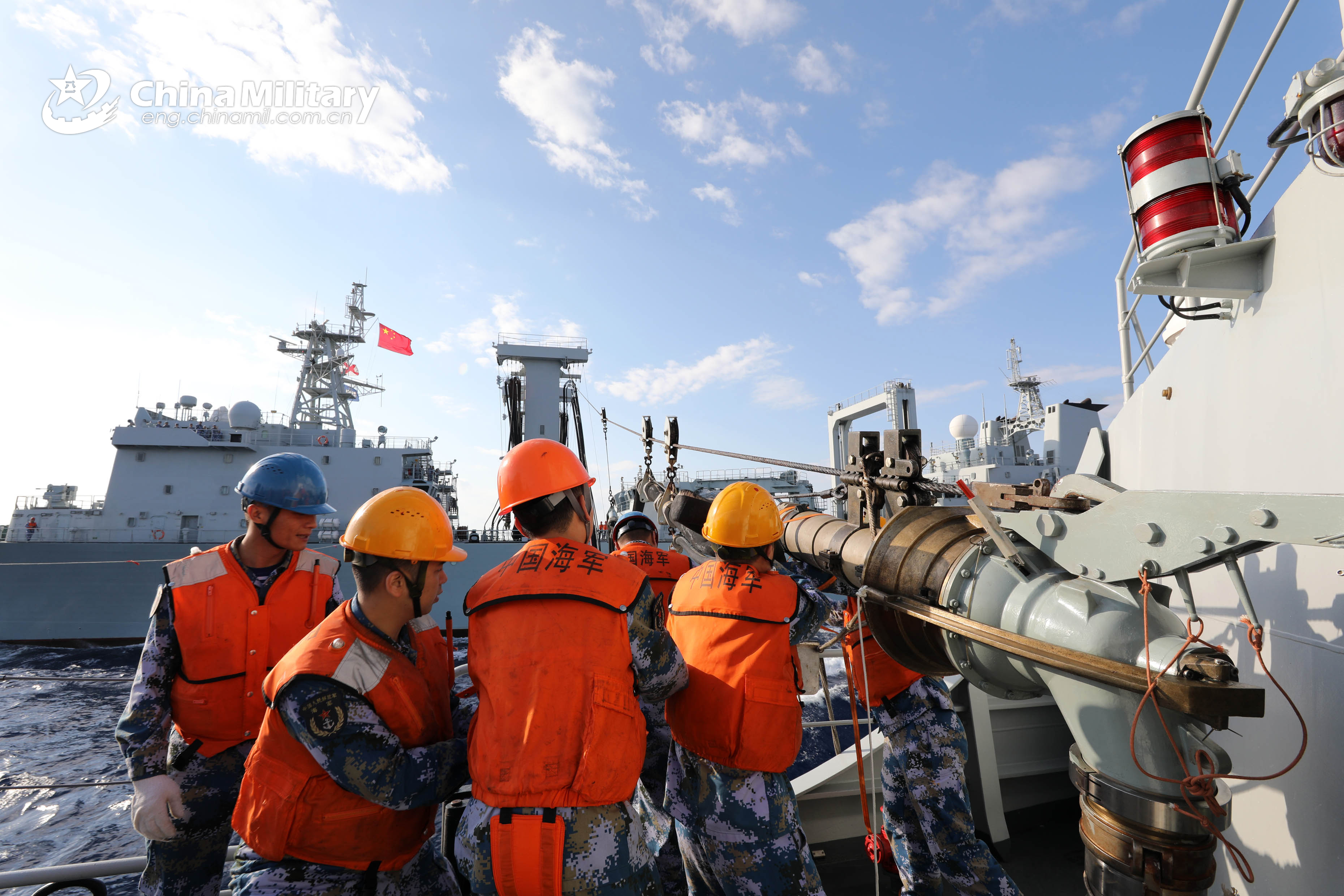 4 洪湖号领衔3艘军舰在南海海域举行联合演练