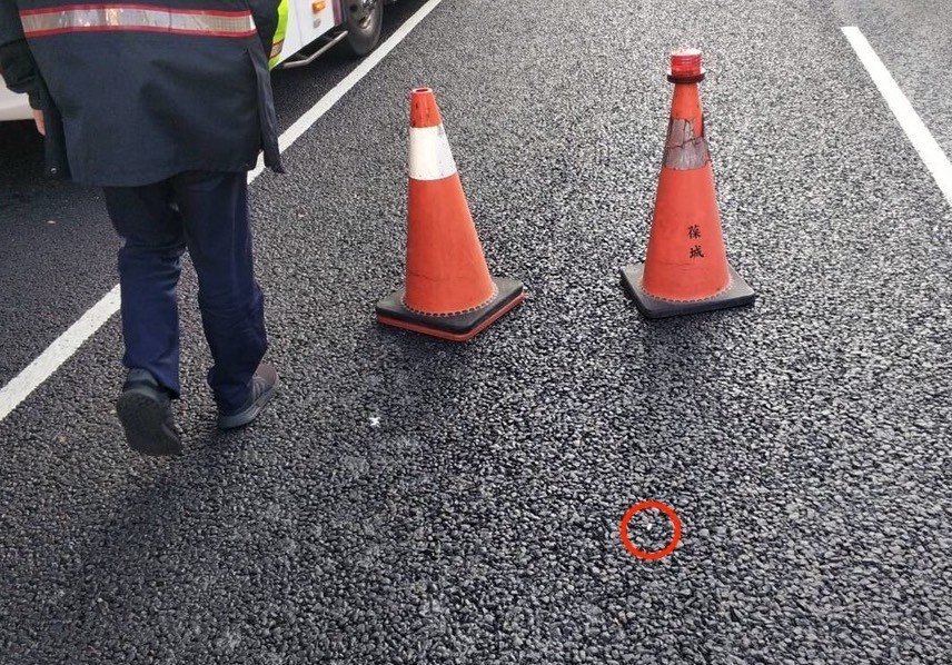 院内听到枪响,冲出查看后发现门口的忠孝东路一段水泥地上有一枚弹壳