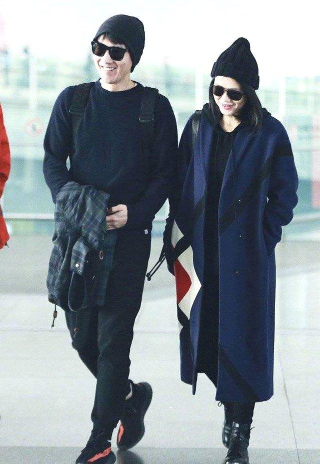 高圆圆赵又廷合体走机场 穿情侣装戴情侣帽 简直甜炸了