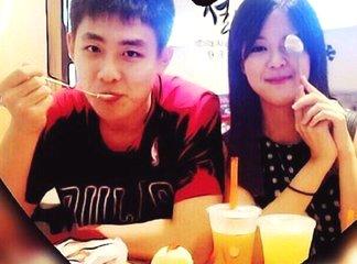 还有个非常漂亮的小女朋友哦。真是人和才双丰收啊。