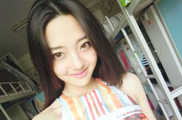 可是一个十足的美女啊（小编当时看《快乐星球》的时候就发现了）。