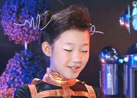 当时的她也就看起来古灵精怪一点，没啥特点，看看现在的她：