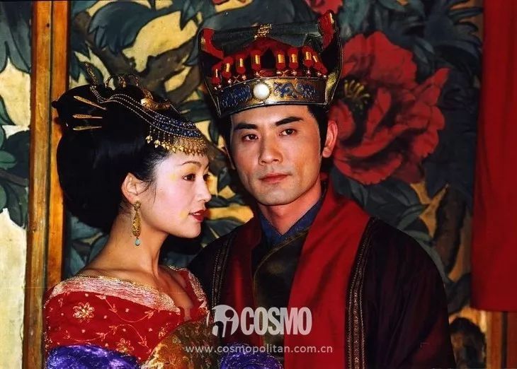 但眉尾处的弧度又巧妙地举高,既彰显了天之骄女的尊贵与矜傲,又暗示了