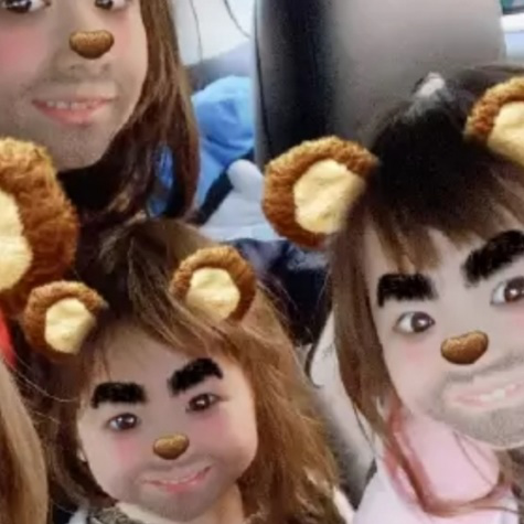 网友看到后都感叹道一大家子太可爱了，并留言：“太可爱了，我看一次笑一次。”