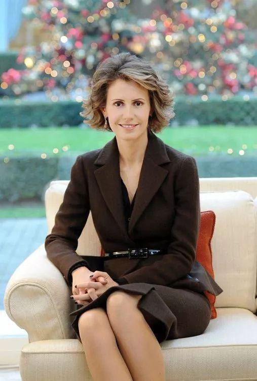 这位女性名叫 阿斯玛(asma al-assad),是 叙利亚现在的 总统夫人.