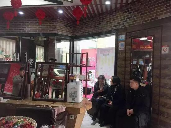 平时早上应该是人少能休息的时候,但是这几天,永琪美容美发店里上午都有人来做造型剪头发。