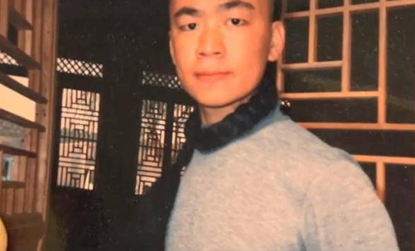 王宝强是有武术功底的，当时为了得到导演们的青睐，他没事就在制片厂门前展示功夫。