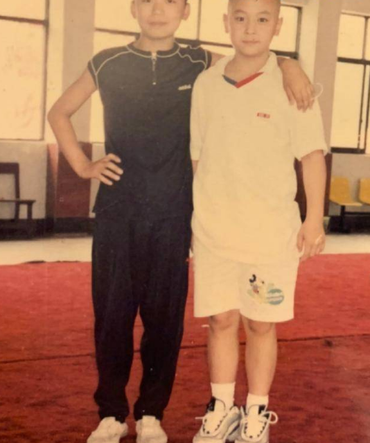 在少林寺的时候，王宝强还结识了“功夫小子”释小龙，两人如今还经常一起搭档回少林寺。