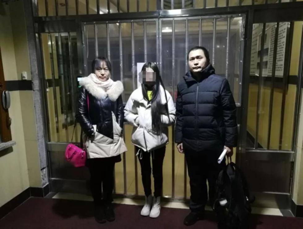 民警在黑龙江省抓获失足女（中）