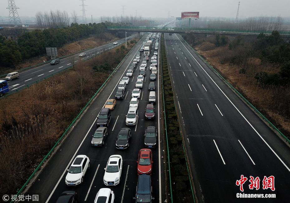 航拍春运高速公路 一边似停车场一边空如广场