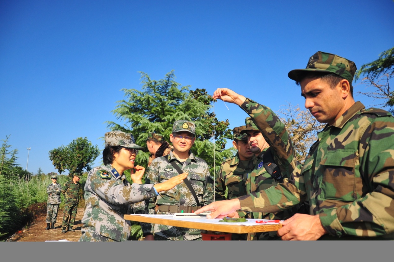 组织外籍学员现场考察，完成地形标绘作战图。倪羽喆摄