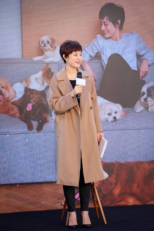 身着maxmara weekend驼色大衣,满满的高级感,宽松的版型使得孙俪在衣