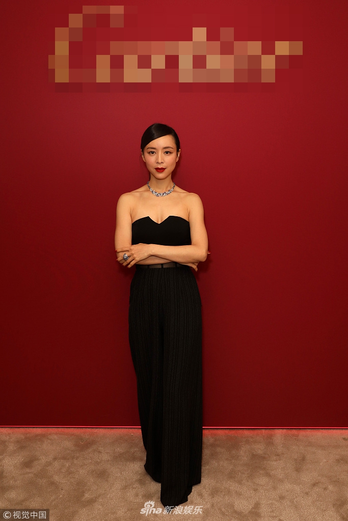 张静初身穿黑色抹胸礼服高贵迷人。