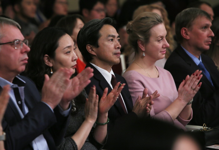 驻乌克兰大使杜伟夫妇和乌方嘉宾观赏"欢乐春节"音乐会