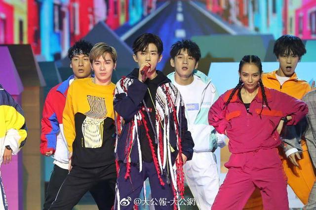 真骄傲 易烊千玺手写祝福 祝港青目明心亮