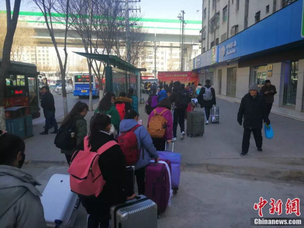 学生们赶往乘车点。李海麒 摄