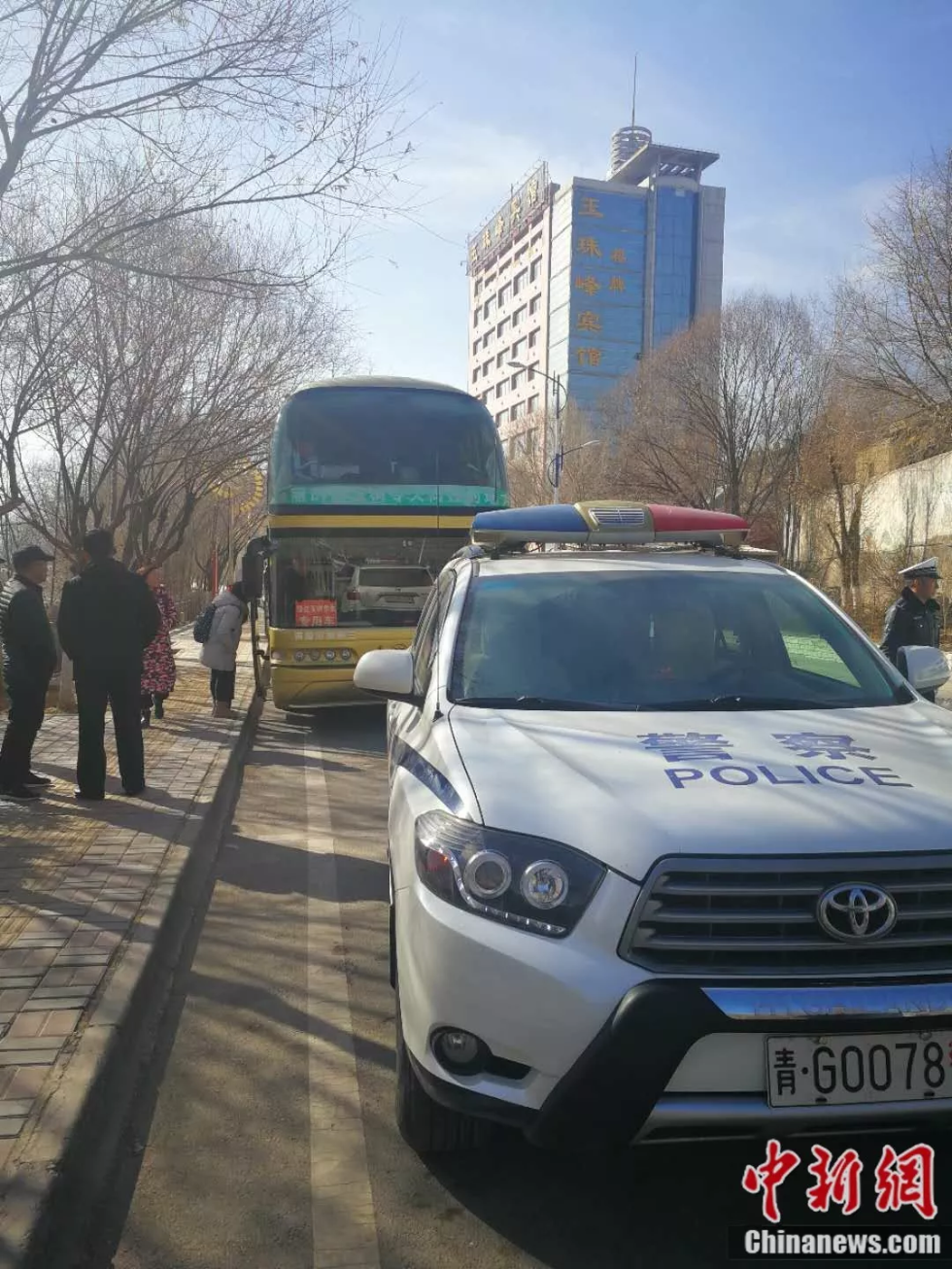 准备出发的开道警车和护送学生的大巴。李海麒 摄
