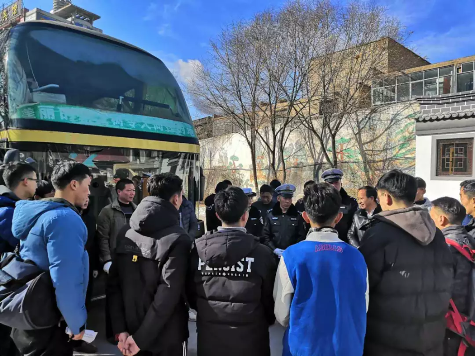 出发前交警们简单开会。潘雨洁 摄